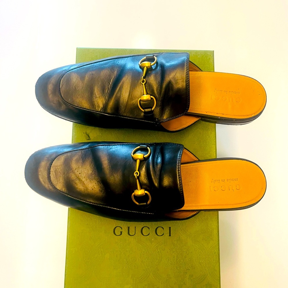 Soft leather slipper with the GUCCI symbolic gold-tone Horsebit detail.